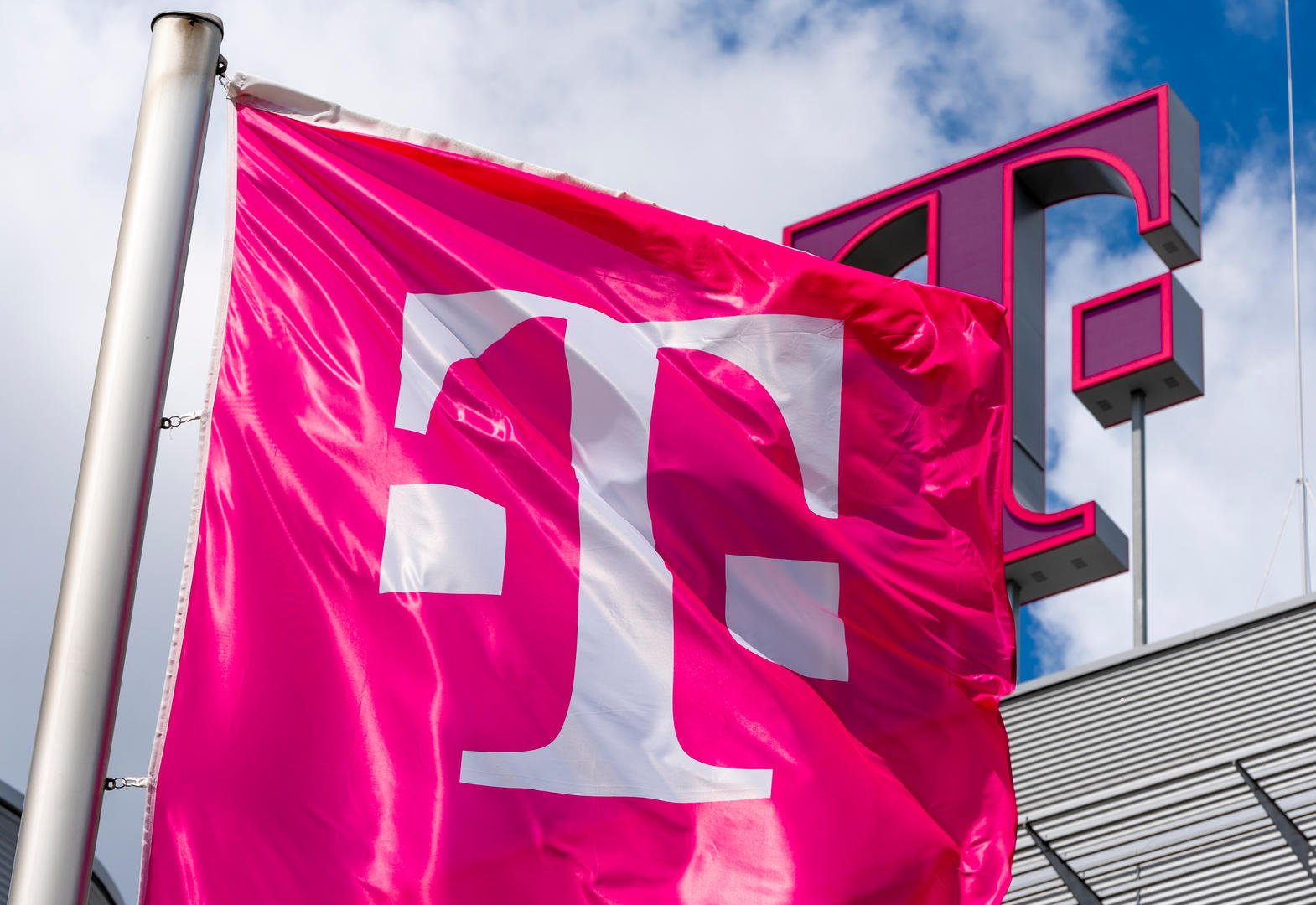 Crnogorski Telekom: Zbog nevremena došlo do oštećenja elektroenergetskih vodova na potezu Budva - Herceg Novi, riziku izloženi i alternativni