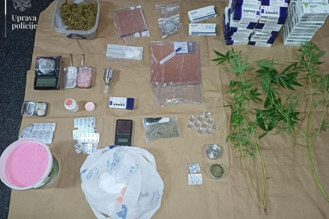 Budva: Uhapšeni ruski državljani, policija zaplijenila drogu i više od 2.700 komada tableta..