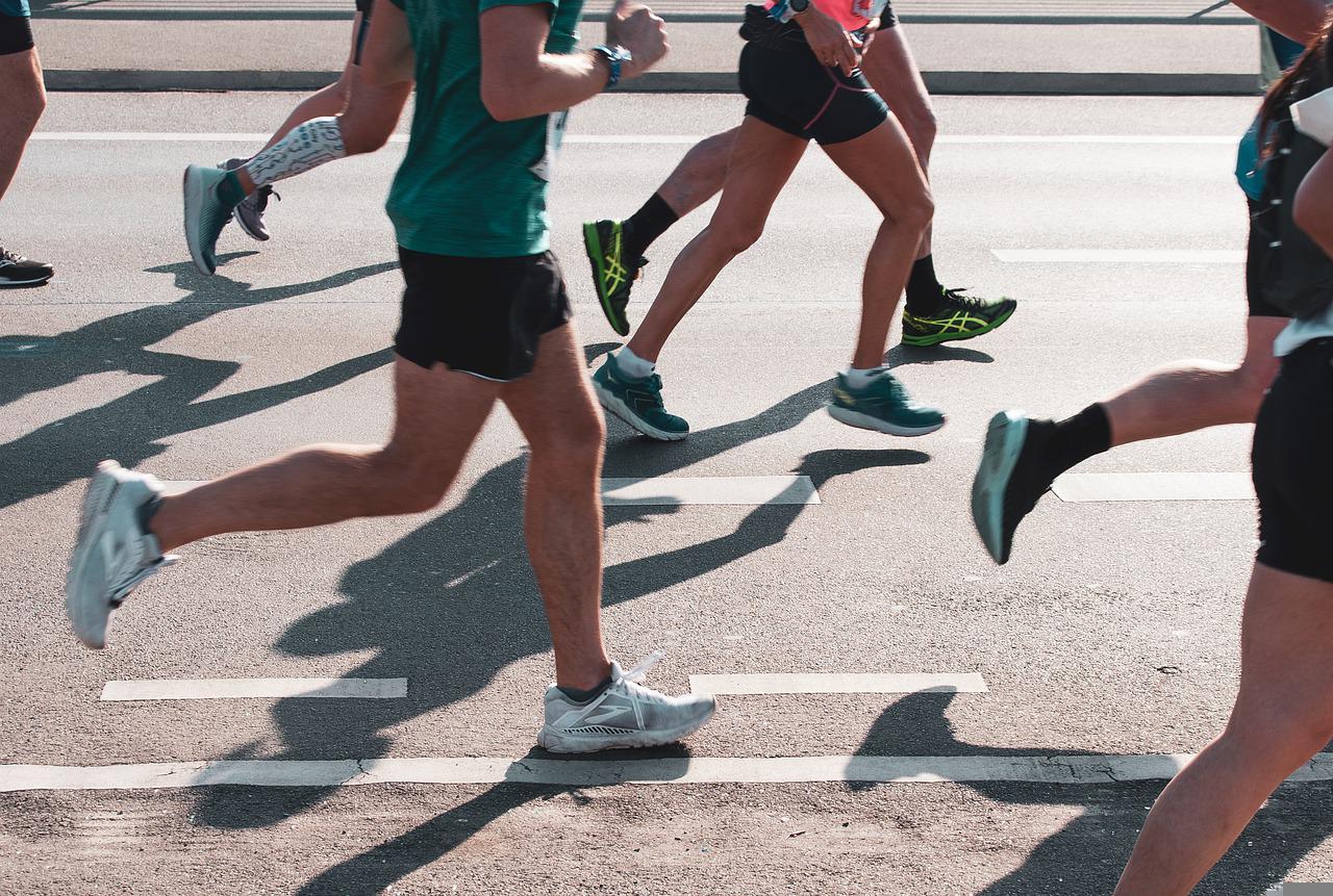 Roditelji sa šestogodišnjim sinom trčali maraton, ljudi im pozvali socijalnu službu