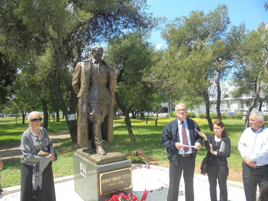 Položili vijence na spomenik Josipu Brozu Titu u Podgorici