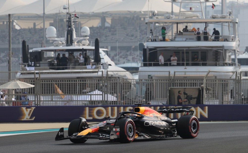 Ferstapen ispred dva Meklarena na startu odlučujuće trke!