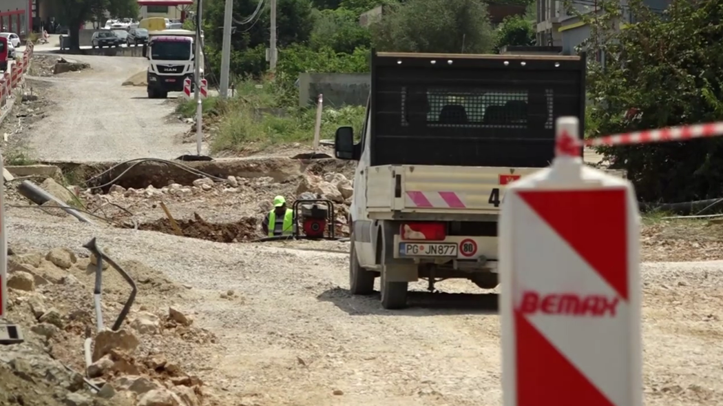 Pogrešan katastar cjevovoda kriv zbog havarije na gradilištu bulevara Tivat - Jaz, a ne Bemax; Jokić: Odgovornost isključivo na vlasniku instalacija, radovi se nastavljaju
