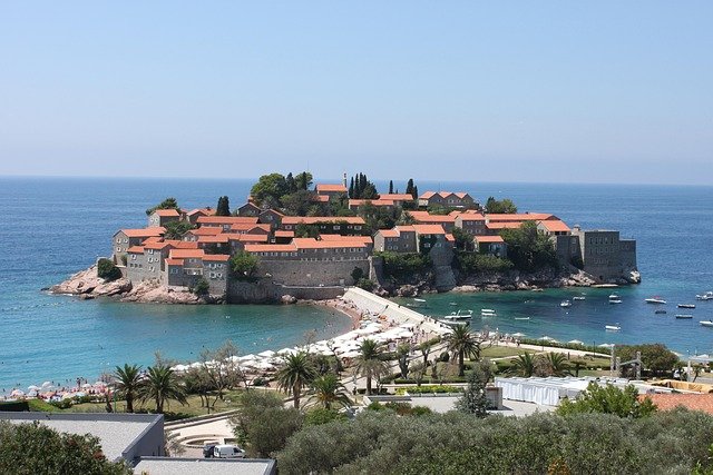 Sveti Stefan: Državljanin Rusije povrijeđen dok je ronio, čamac naletio na njega