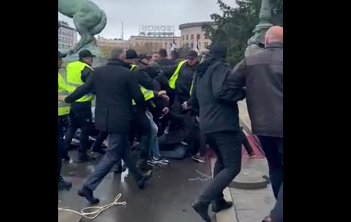 (VIDEO) Srpski opozicioni poslanici uklonili ogradu, okupljeni iz Ćacilenda nasrnuli na njih