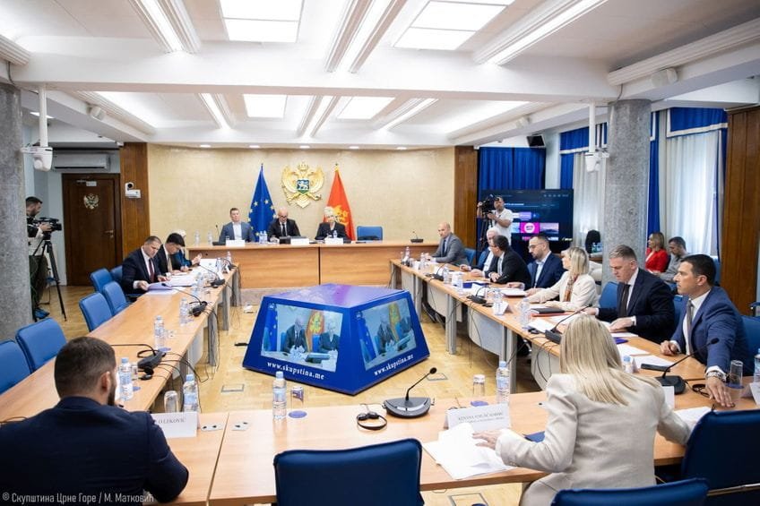 Huter: Kad zvanično preuzimate odgovornost?; Šaranović: U teškim situacijama se povlače samo slabići, ja se u teškim situacijama neću povući