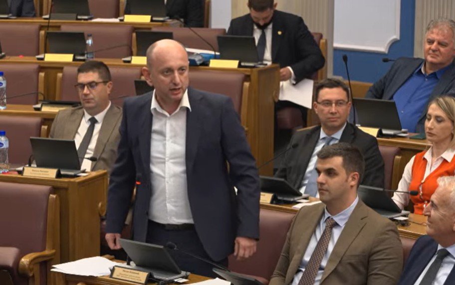 Knežević Markoviću: Gori ste od Ivice Stankovića on je imao znanje, vi ga nemate, Mandić je kriv što ste VDT