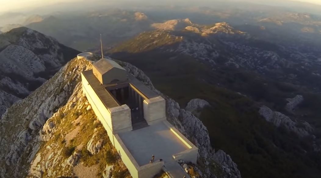 Opet ista poruka Cetinjana Amfilohiju: Možda vas nećemo puštiti ni da se popnete na Lovćen, a kamoli da rušite Mauzolej