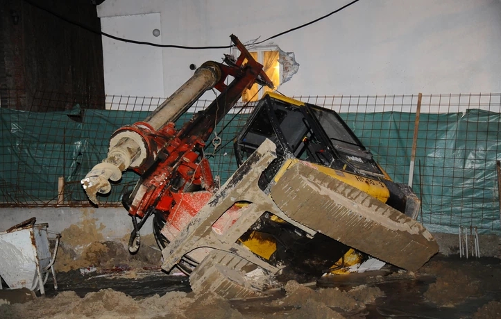 Beograd: Bager bušilica sa gradilišta se prevrnula i ljudima uletjela u kuću