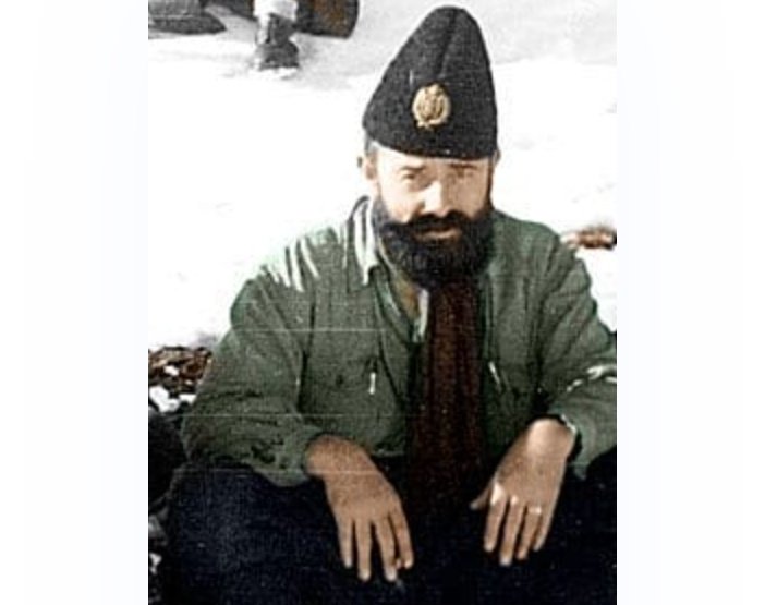 Opet se sreli 6/7. aprila 1945. u Bosanskoj Gradiški - da formiraju Crnogorsku narodnu vojsku. SEKULA DRLJEVIĆ (lijevo) i JOANIKIJE aka JOVAN LIPOVAC (u sredini) na svečanostima 12. jula 1941. proglašenja italijanskoga protektorata pod nazivom Nezavisna Crna Gora. Desno od njih Mihailo Ivanović, iz Kuča, jedan od lidera Crnogorske stranke